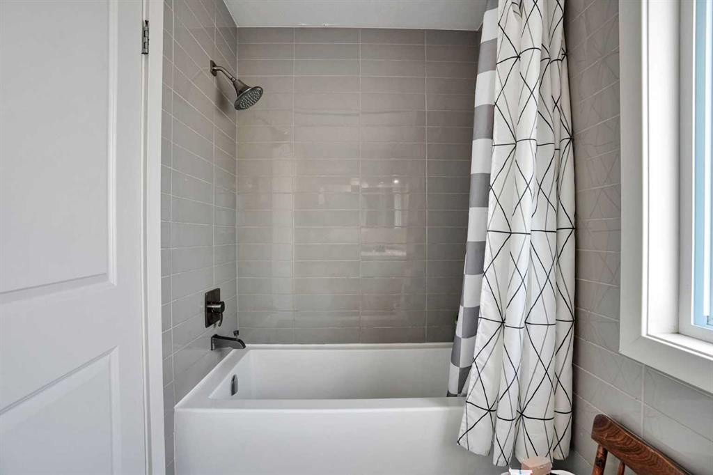 160 Sunhaven Close Se, Calgary, AB - Indoor Photo Showing Bathroom