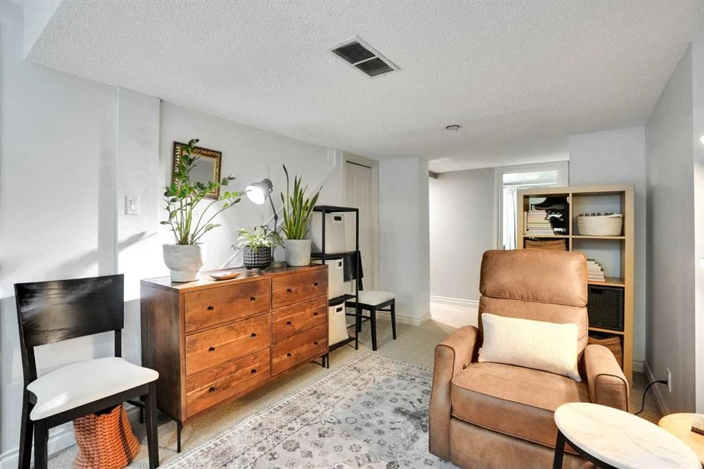 160 Sunhaven Close Se, Calgary, AB - Indoor Photo Showing Living Room