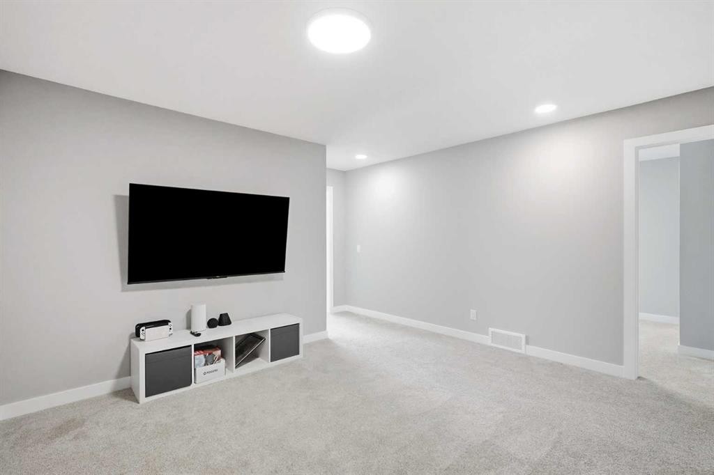 143 Belvedere Crescent Se, Calgary, AB - Indoor