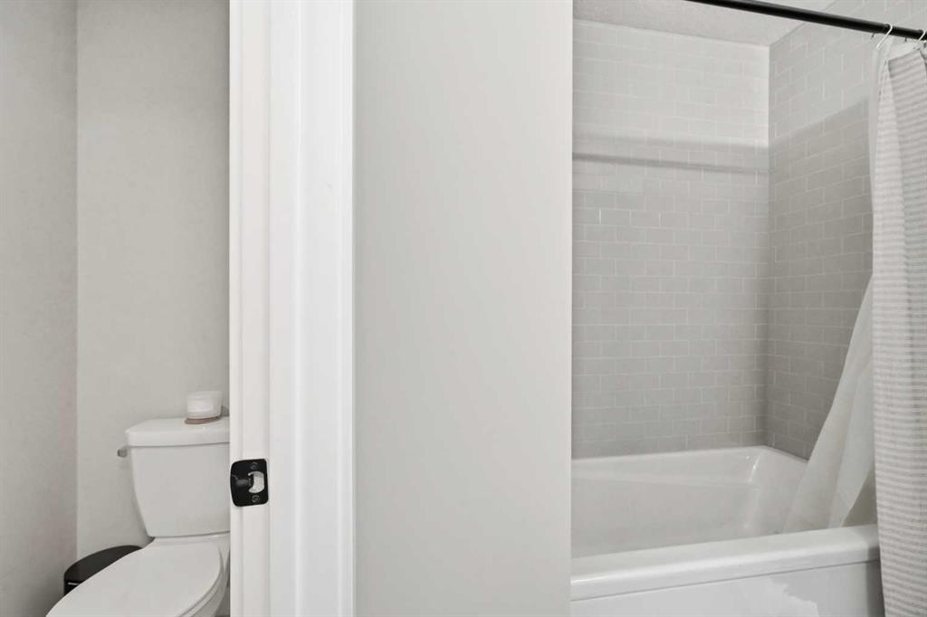 143 Belvedere Crescent Se, Calgary, AB - Indoor Photo Showing Bathroom