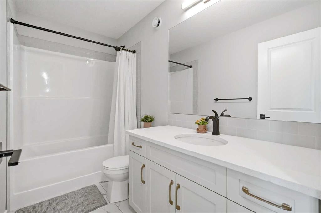 143 Belvedere Crescent Se, Calgary, AB - Indoor Photo Showing Bathroom