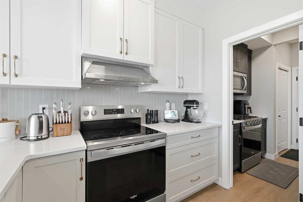 143 Belvedere Crescent Se, Calgary, AB - Indoor Photo Showing Kitchen