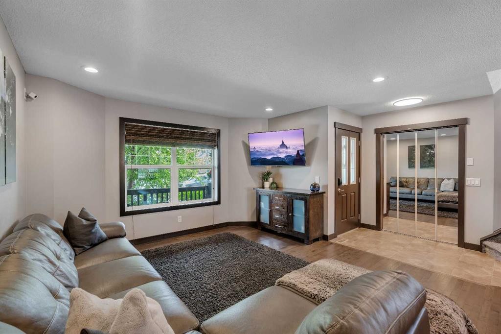91 Panora Square Nw, Calgary, AB - Indoor Photo Showing Living Room