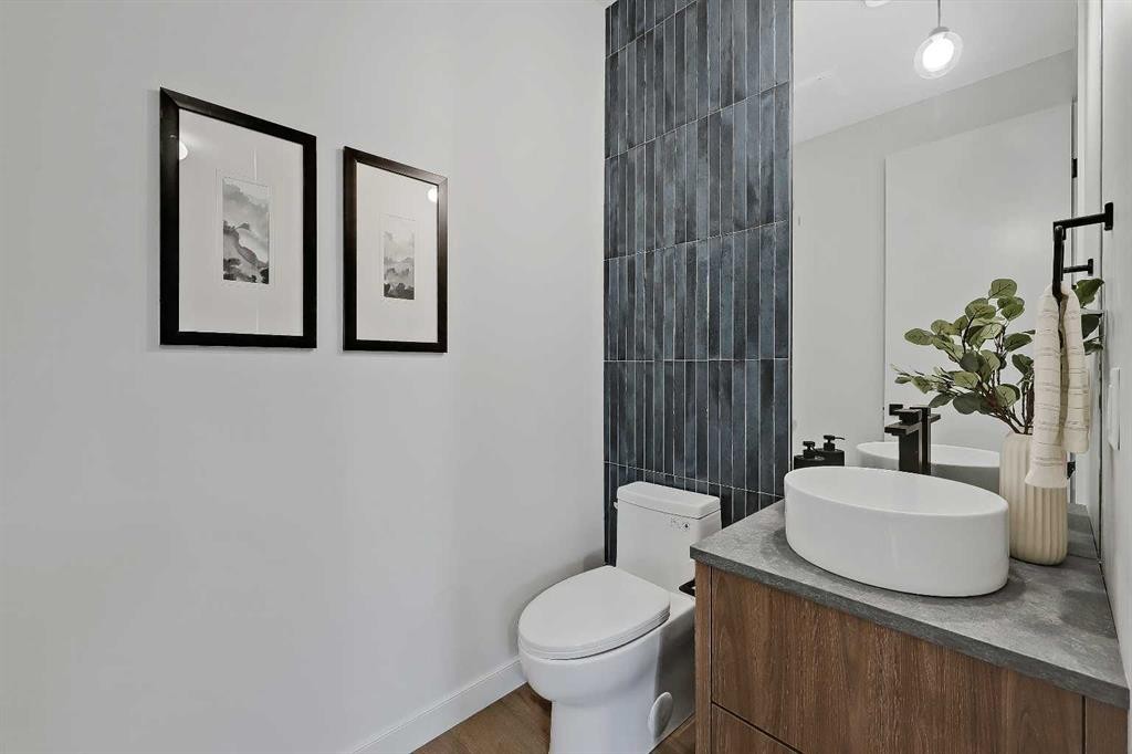 4320 Centre A Street Ne, Calgary, AB - Indoor Photo Showing Bathroom
