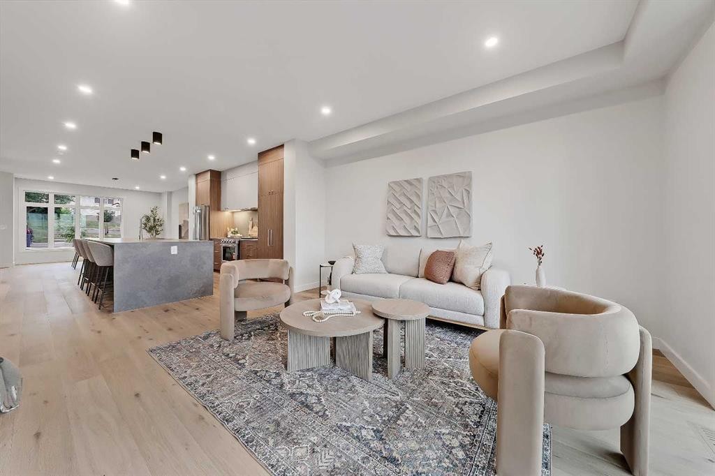 4320 Centre A Street Ne, Calgary, AB - Indoor Photo Showing Living Room