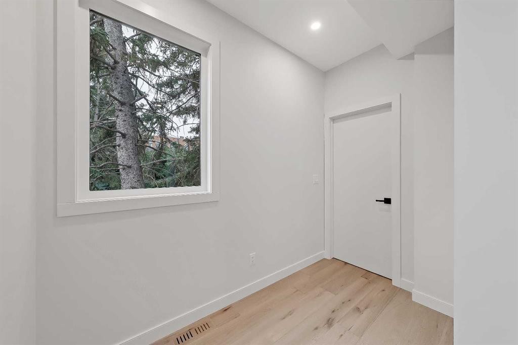 4320 Centre A Street Ne, Calgary, AB - Indoor Photo Showing Other Room