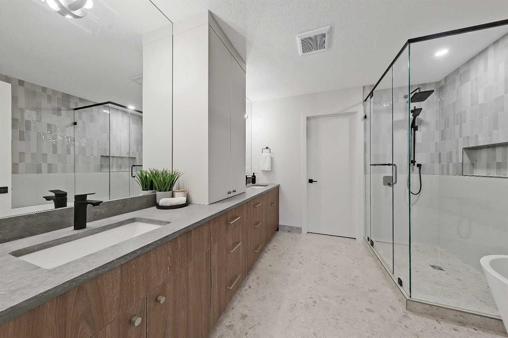 4320 Centre A Street Ne, Calgary, AB - Indoor Photo Showing Bathroom