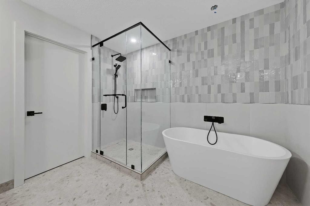 4320 Centre A Street Ne, Calgary, AB - Indoor Photo Showing Bathroom