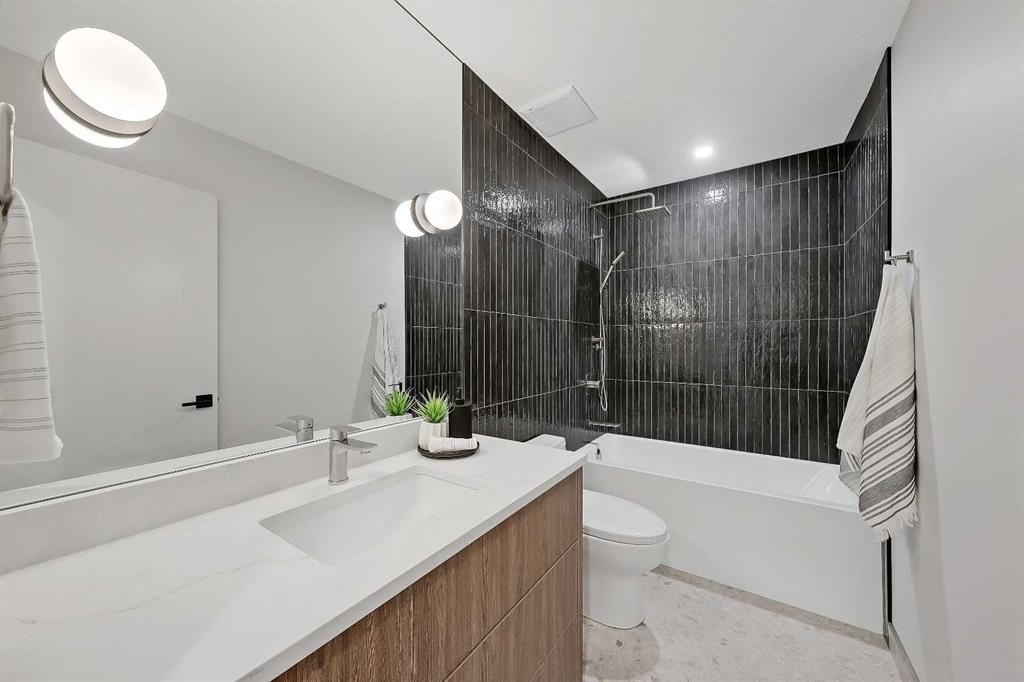 4320 Centre A Street Ne, Calgary, AB - Indoor Photo Showing Bathroom