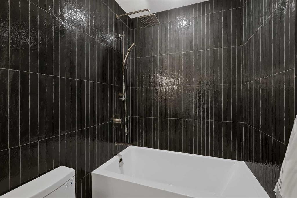 4320 Centre A Street Ne, Calgary, AB - Indoor Photo Showing Bathroom