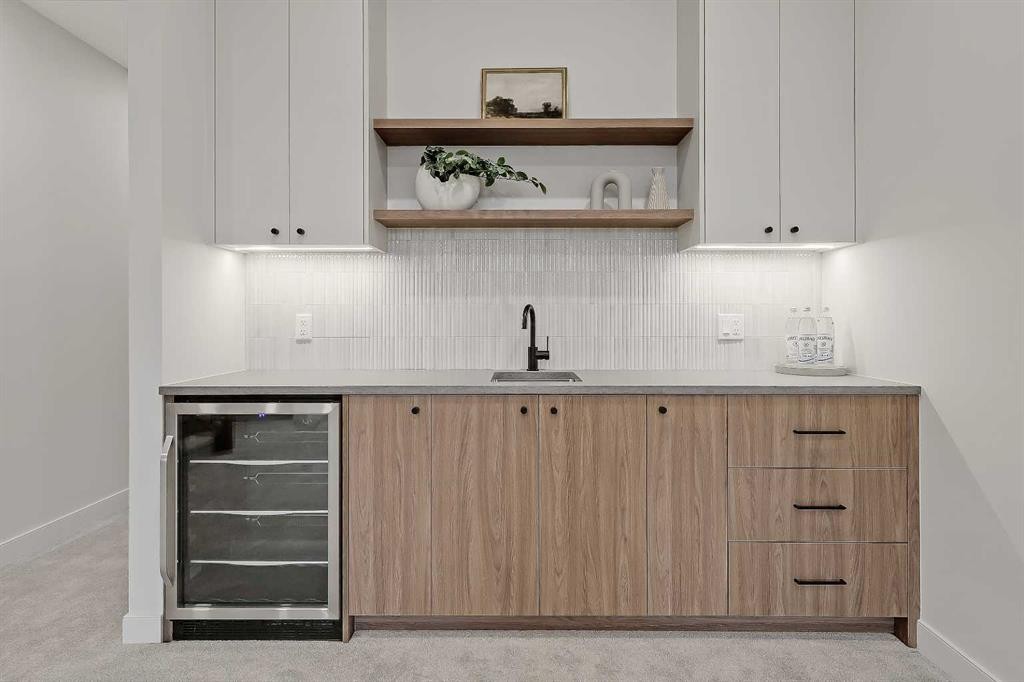 4320 Centre A Street Ne, Calgary, AB - Indoor Photo Showing Kitchen