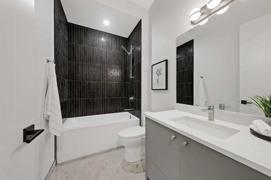 4320 Centre A Street Ne, Calgary, AB - Indoor Photo Showing Bathroom