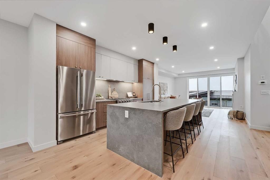 4320 Centre A Street Ne, Calgary, AB - Indoor Photo Showing Kitchen With Upgraded Kitchen