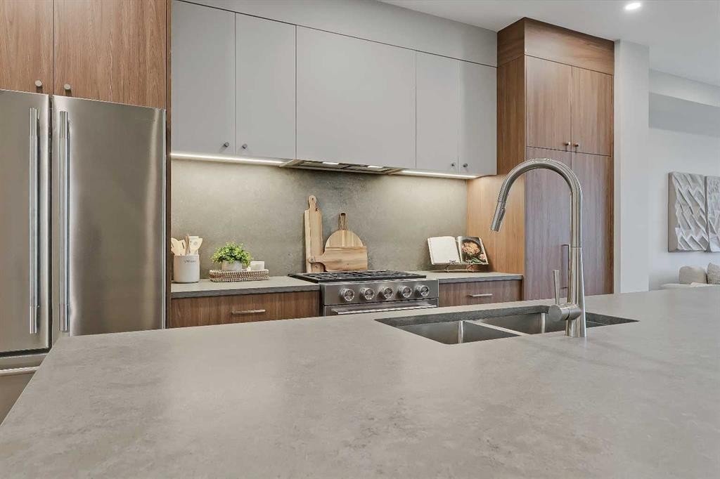 4320 Centre A Street Ne, Calgary, AB - Indoor Photo Showing Kitchen With Double Sink With Upgraded Kitchen
