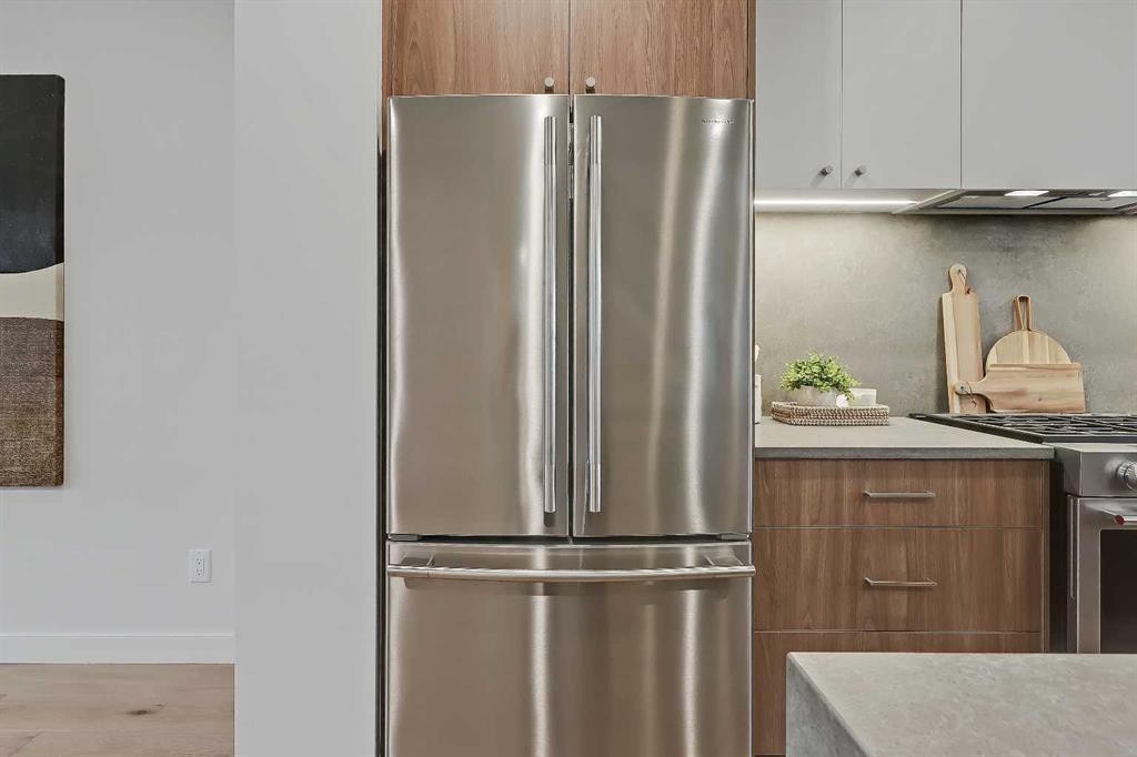 4320 Centre A Street Ne, Calgary, AB - Indoor Photo Showing Kitchen With Upgraded Kitchen