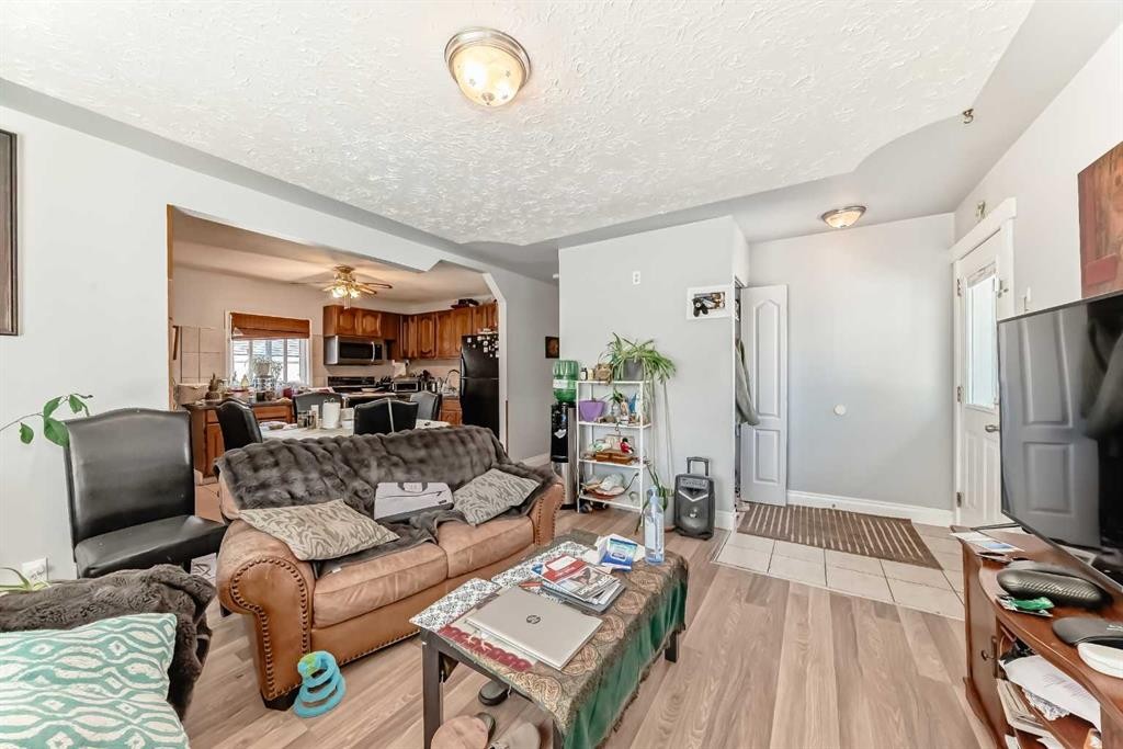4004 7 Avenue Sw, Calgary, AB - Indoor Photo Showing Living Room