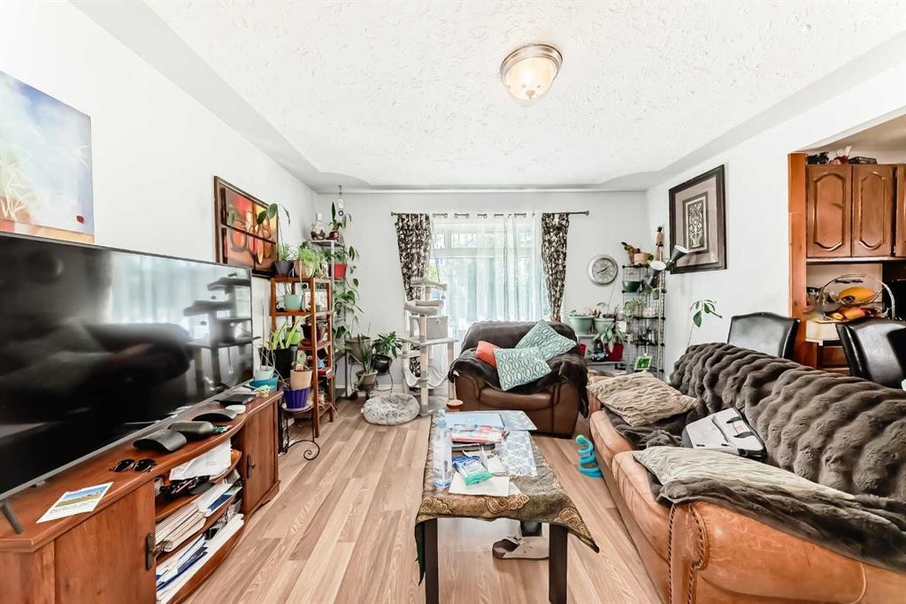 4004 7 Avenue Sw, Calgary, AB - Indoor Photo Showing Living Room