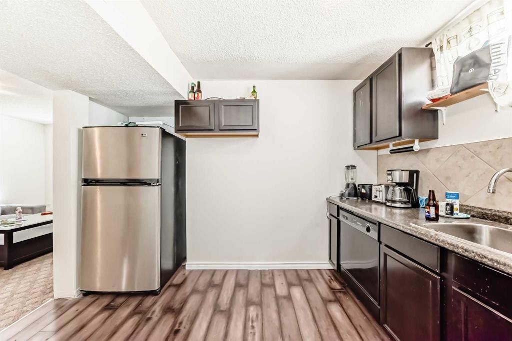 4004 7 Avenue Sw, Calgary, AB - Indoor Photo Showing Kitchen