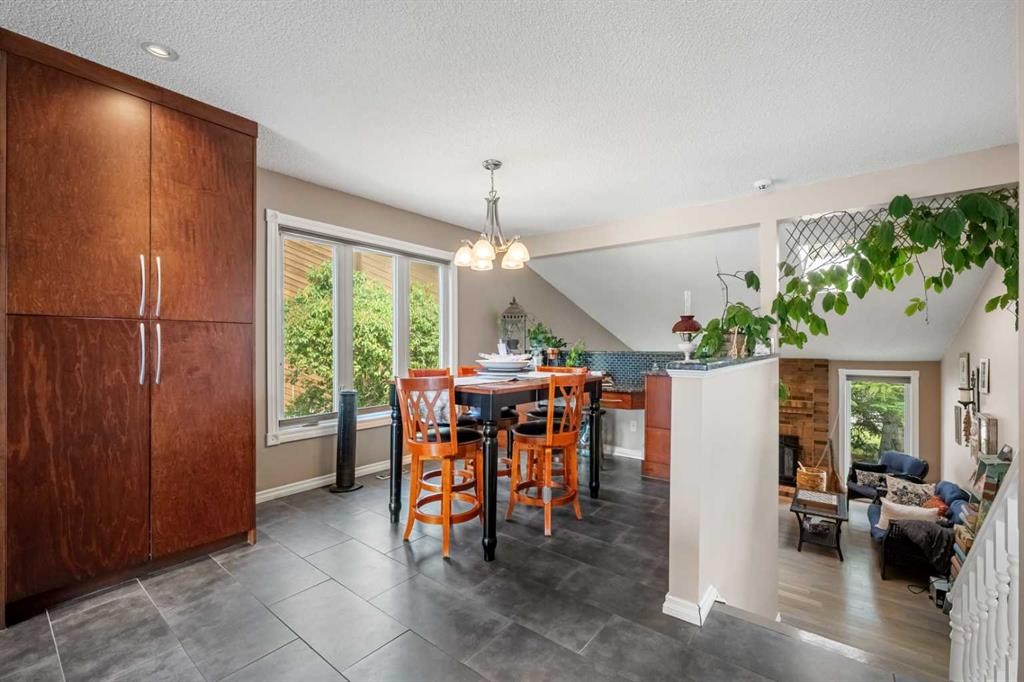 34 Cascade Place, Cochrane, AB - Indoor Photo Showing Dining Room