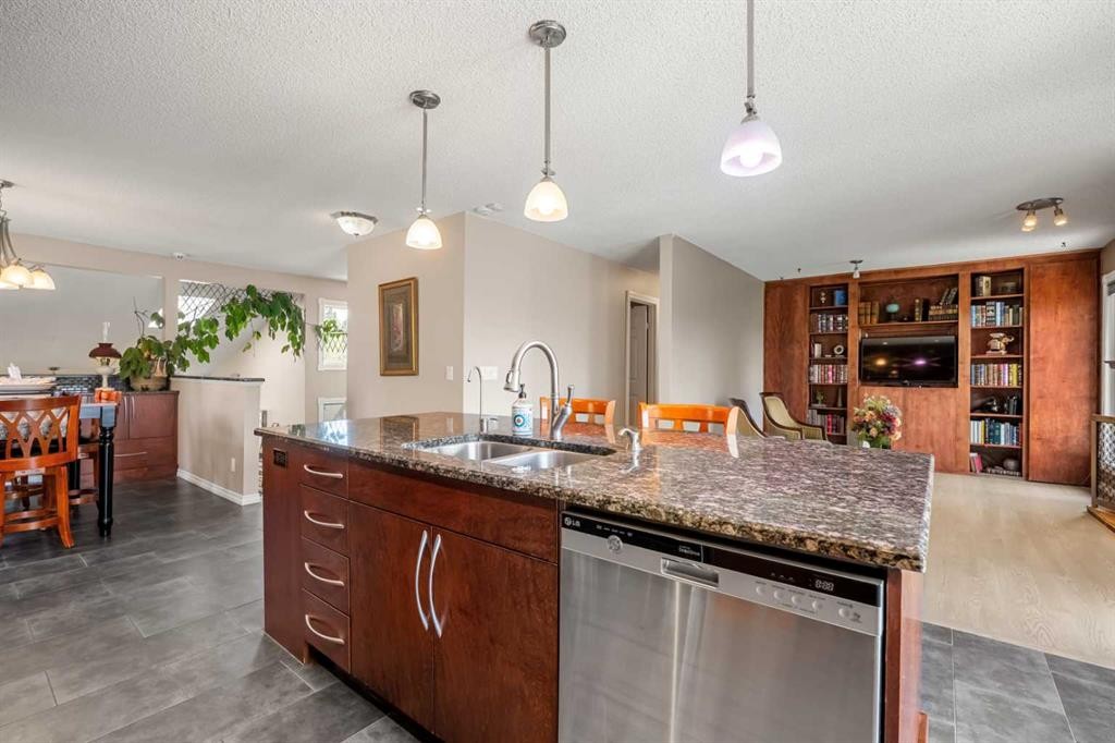 34 Cascade Place, Cochrane, AB - Indoor Photo Showing Kitchen With Double Sink