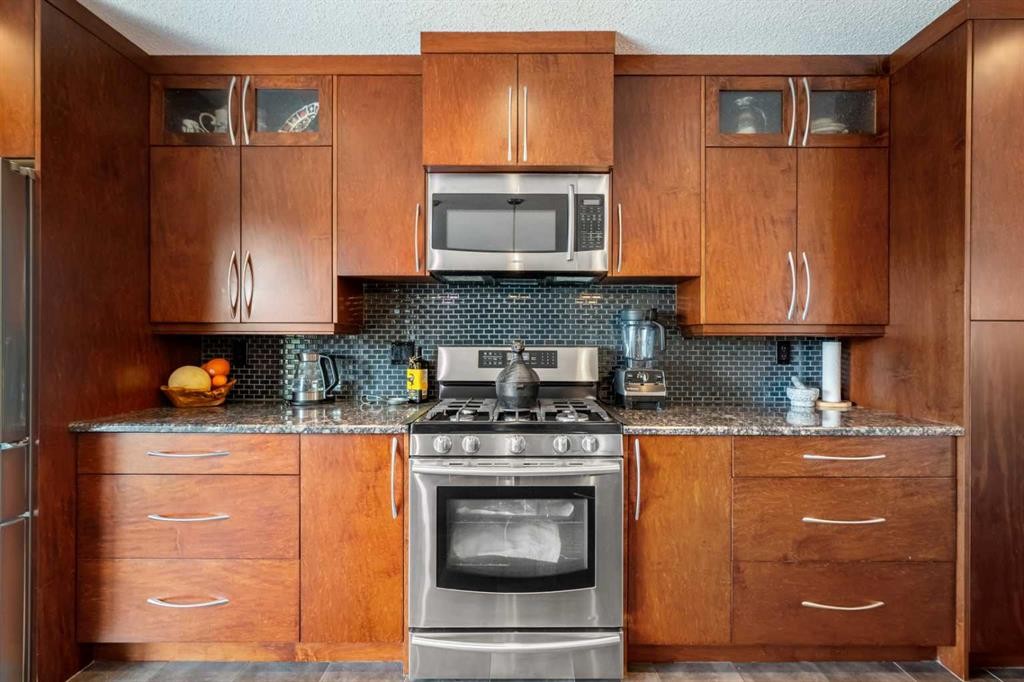 34 Cascade Place, Cochrane, AB - Indoor Photo Showing Kitchen