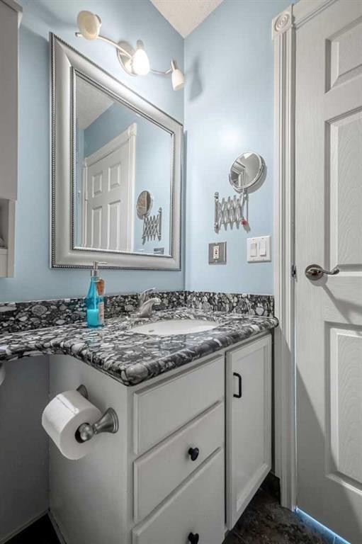 34 Cascade Place, Cochrane, AB - Indoor Photo Showing Bathroom
