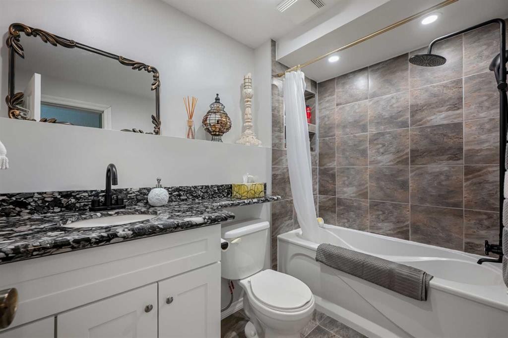 34 Cascade Place, Cochrane, AB - Indoor Photo Showing Bathroom