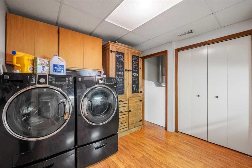 34 Cascade Place, Cochrane, AB - Indoor Photo Showing Laundry Room
