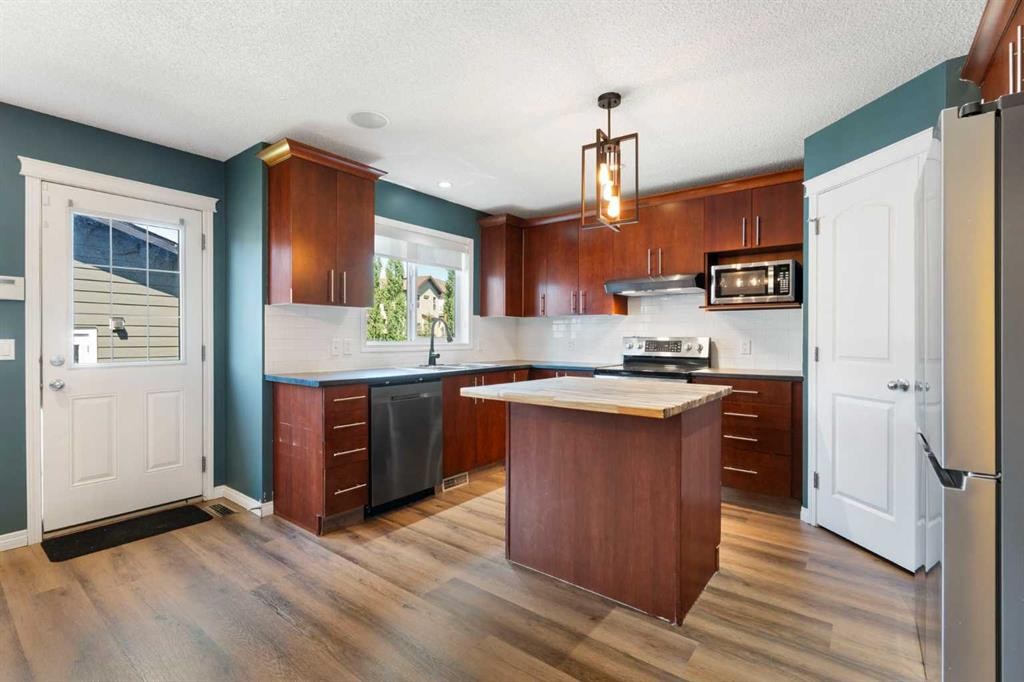 128 Silverado Way Sw, Calgary, AB - Indoor Photo Showing Kitchen