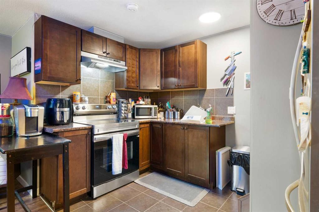 128 Silverado Way Sw, Calgary, AB - Indoor Photo Showing Kitchen