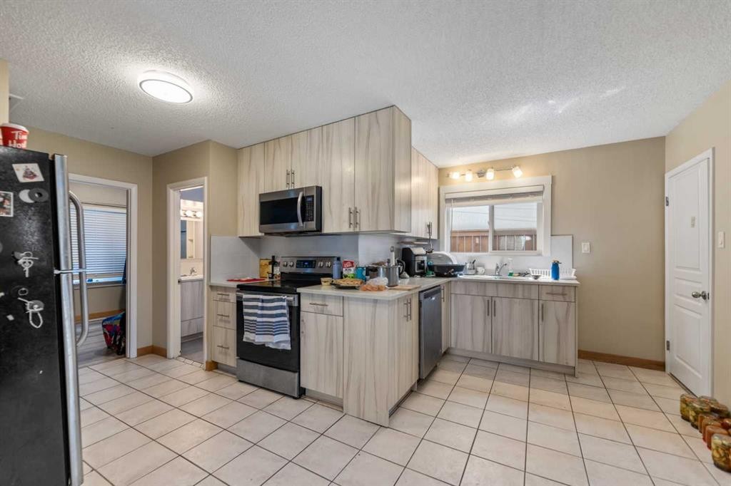1407 28 Street Sw, Calgary, AB - Indoor Photo Showing Kitchen
