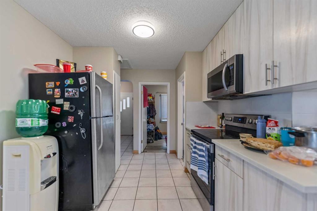 1407 28 Street Sw, Calgary, AB - Indoor Photo Showing Kitchen