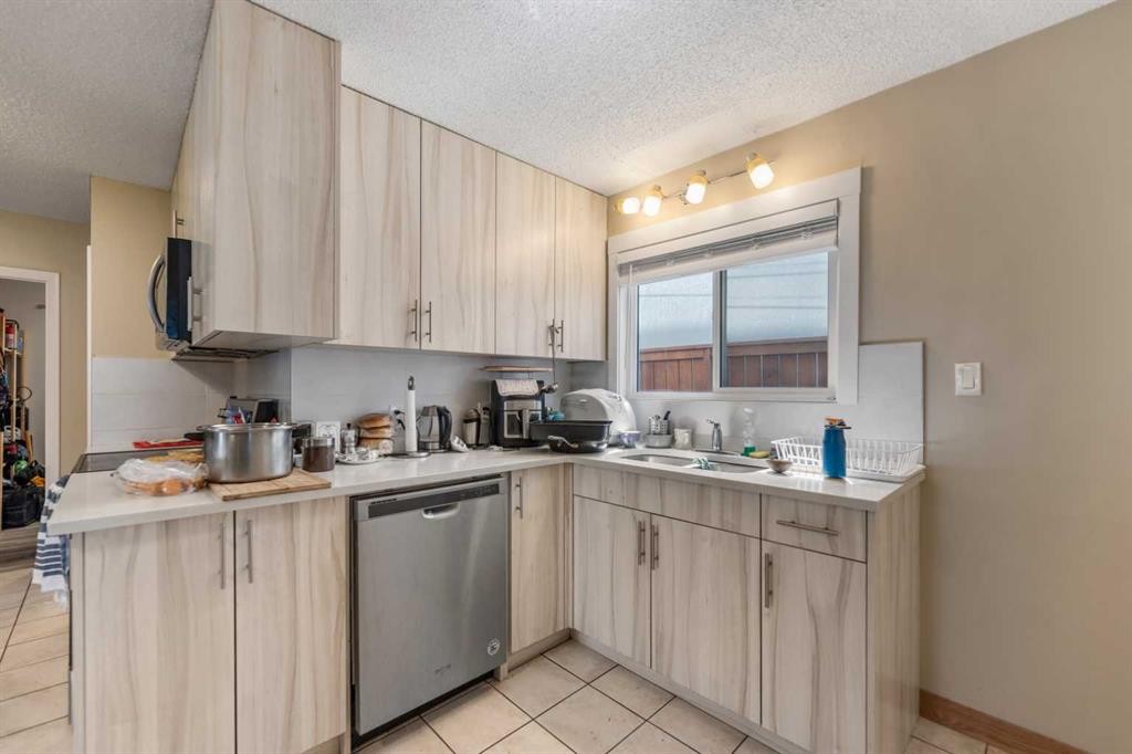 1407 28 Street Sw, Calgary, AB - Indoor Photo Showing Kitchen With Double Sink