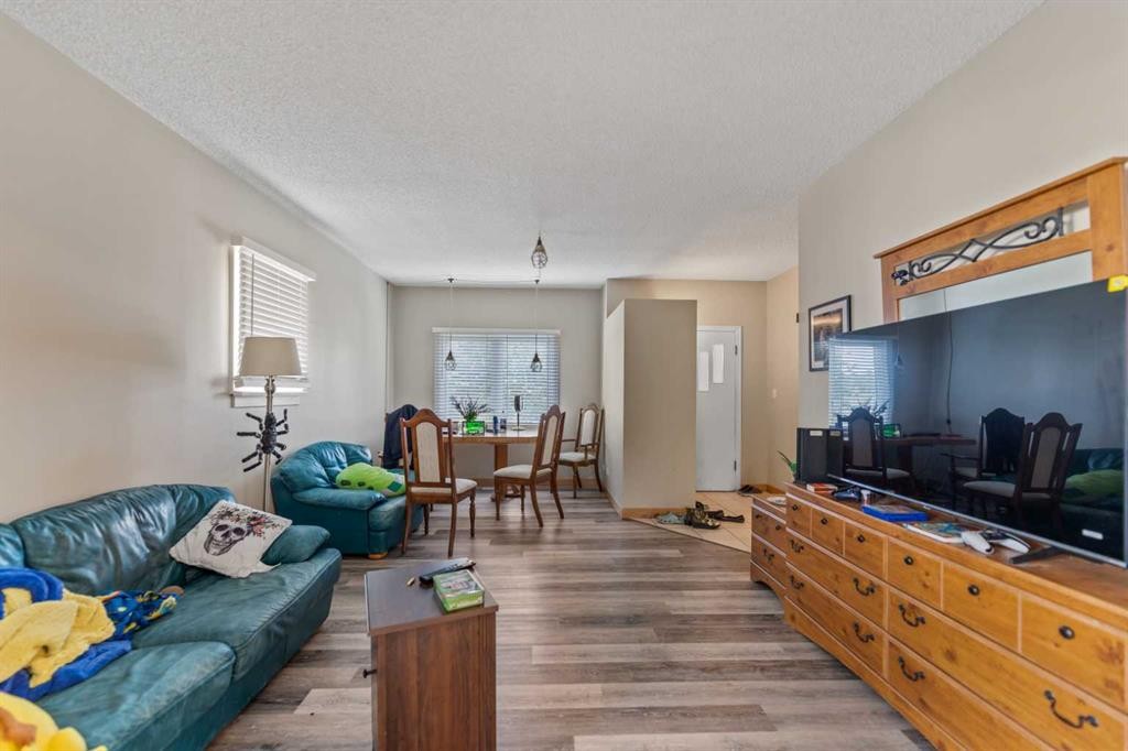1407 28 Street Sw, Calgary, AB - Indoor Photo Showing Living Room