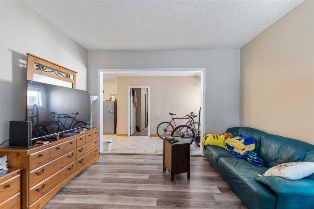 1407 28 Street Sw, Calgary, AB - Indoor Photo Showing Living Room