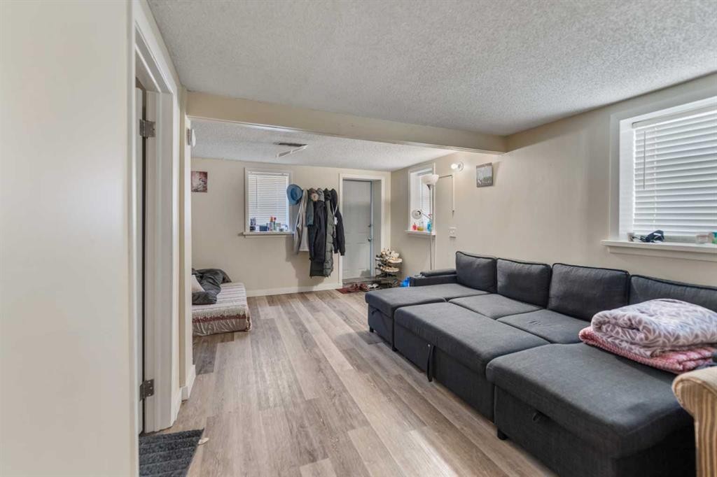 1407 28 Street Sw, Calgary, AB - Indoor Photo Showing Living Room