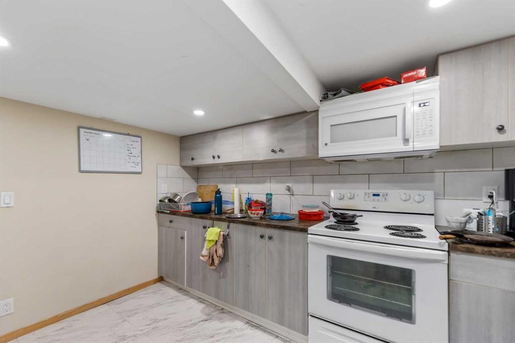 1407 28 Street Sw, Calgary, AB - Indoor Photo Showing Kitchen