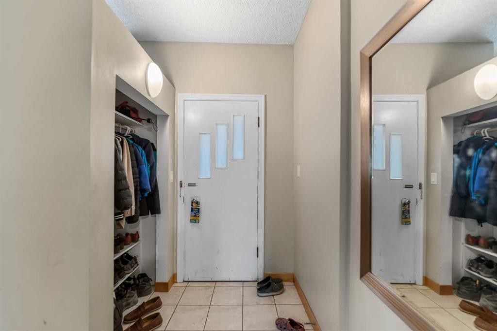 1407 28 Street Sw, Calgary, AB - Indoor Photo Showing Other Room