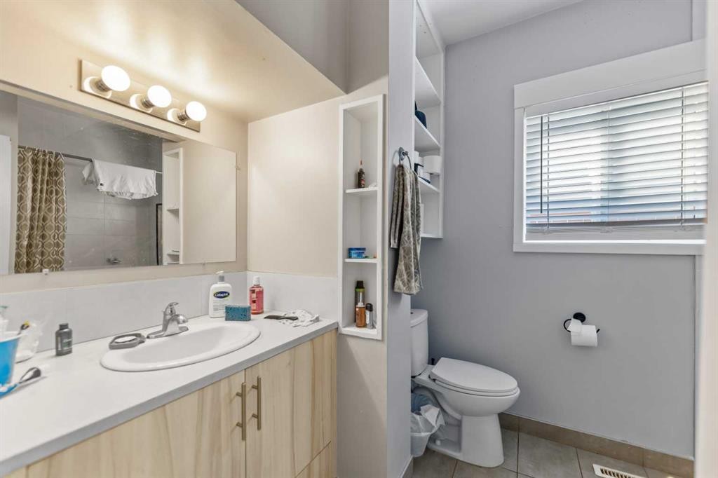 1407 28 Street Sw, Calgary, AB - Indoor Photo Showing Bathroom