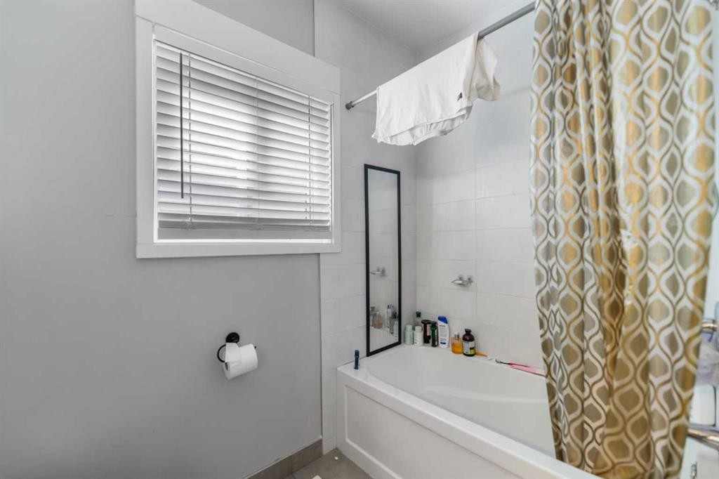 1407 28 Street Sw, Calgary, AB - Indoor Photo Showing Bathroom