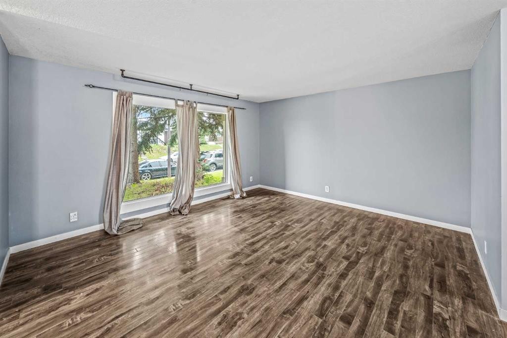 227 Manora Crescent Ne, Calgary, AB - Indoor Photo Showing Other Room