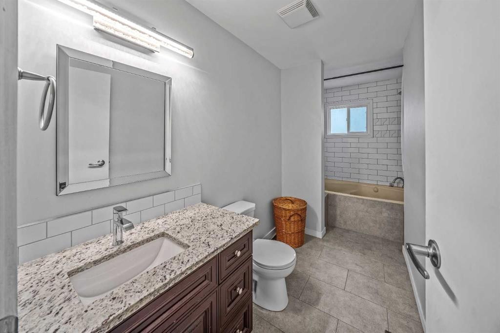 227 Manora Crescent Ne, Calgary, AB - Indoor Photo Showing Bathroom