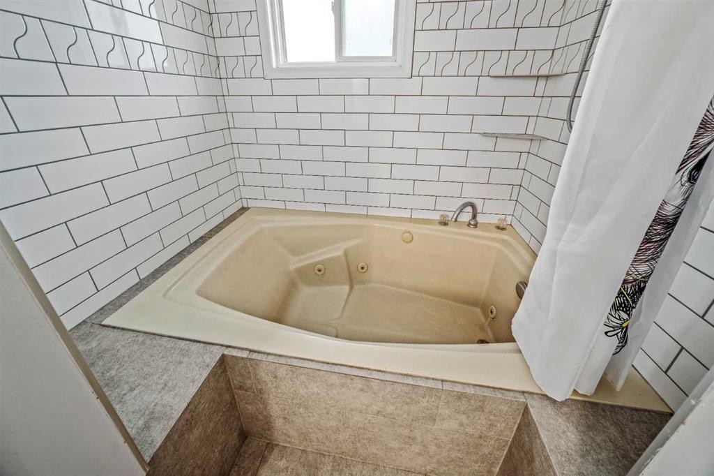 227 Manora Crescent Ne, Calgary, AB - Indoor Photo Showing Bathroom