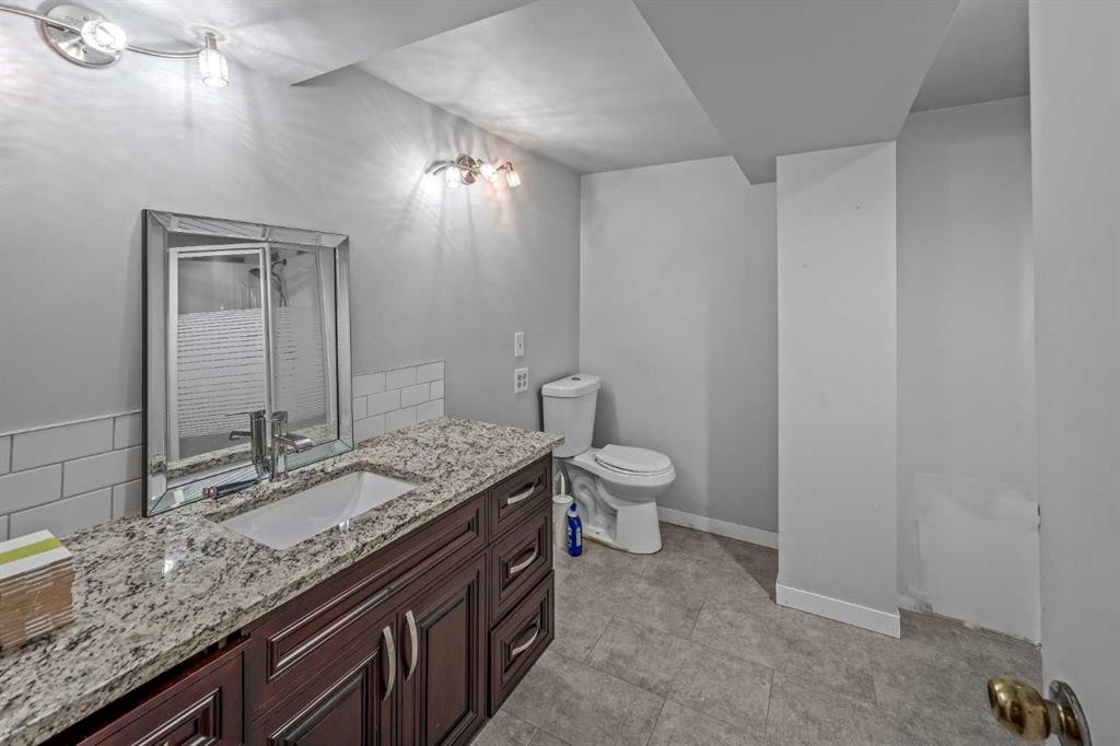 227 Manora Crescent Ne, Calgary, AB - Indoor Photo Showing Bathroom