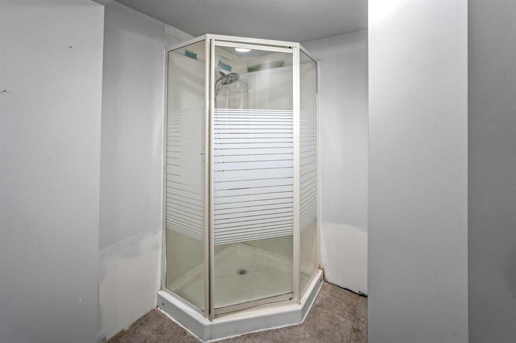227 Manora Crescent Ne, Calgary, AB - Indoor Photo Showing Bathroom