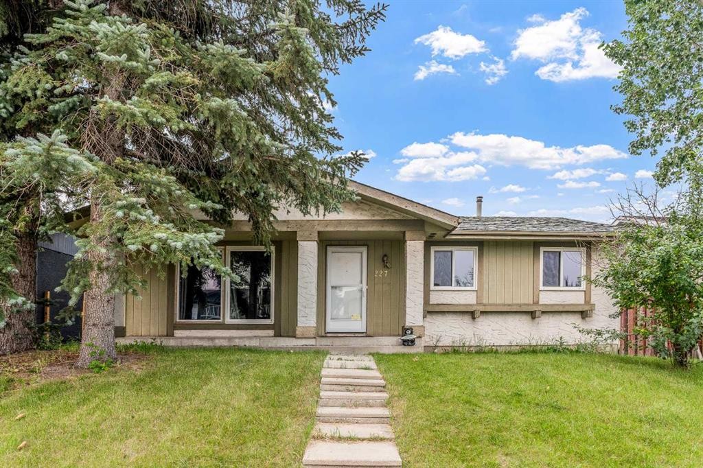 227 Manora Crescent Ne, Calgary, AB - Outdoor
