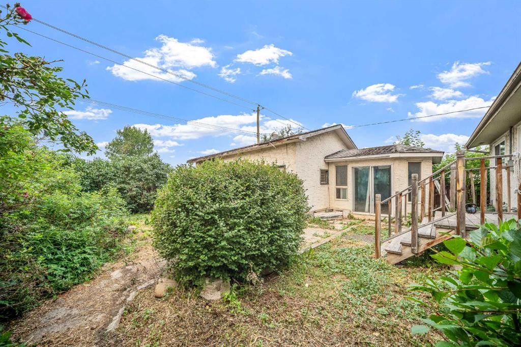 227 Manora Crescent Ne, Calgary, AB - Outdoor