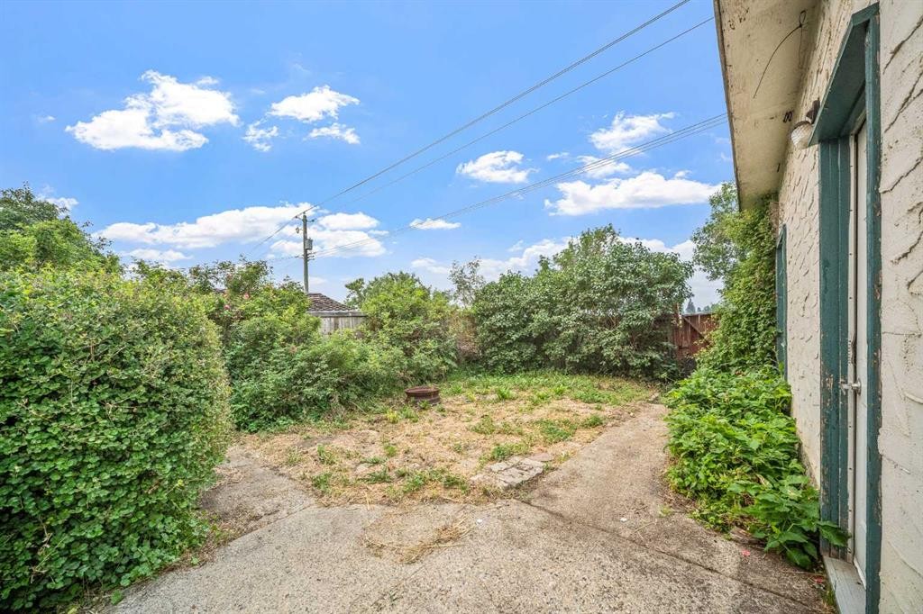 227 Manora Crescent Ne, Calgary, AB - Outdoor