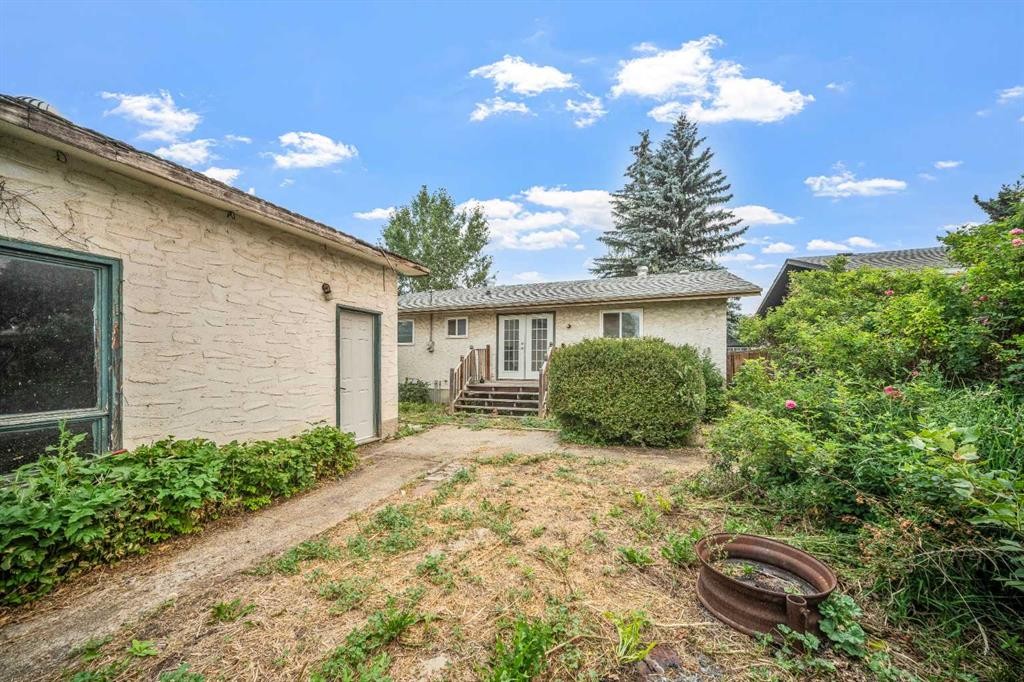 227 Manora Crescent Ne, Calgary, AB - Outdoor