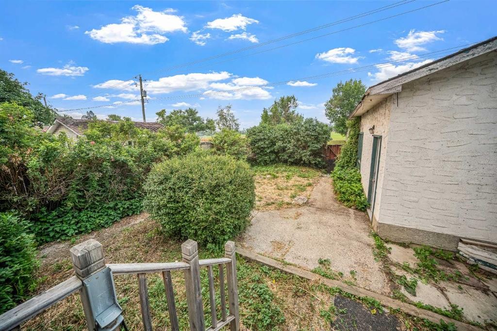227 Manora Crescent Ne, Calgary, AB - Outdoor
